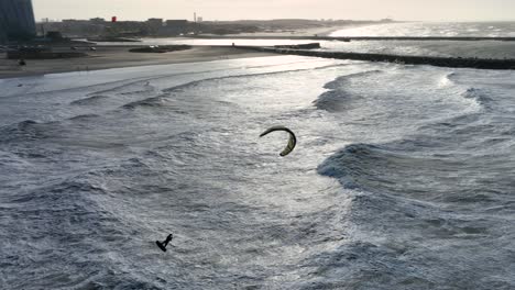 Extremsport-Kitesurfer-Macht-Einen-Riesigen-Kiteloop-In-Stürmischen-Wellen