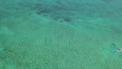 Luftaufnahme-Mit-Blick-Auf-Boote-Im-Seichten-Wasser-An-Der-Küste-Des-Sonnigen-Nassau,-Bahamas