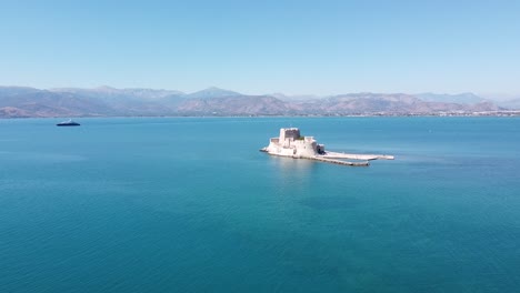 Fortaleza-De-Bourtzi-En-Una-Pequeña-Isla-En-Nauplion,-Peloponeso,-Grecia---Antena