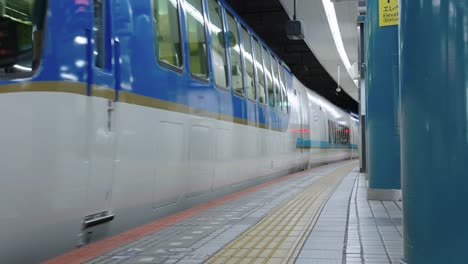 Shimakaze-Luxus-Sightseeing-Zug,-Der-Im-Bahnhof-Osaka-Namba,-Japan,-Ankommt