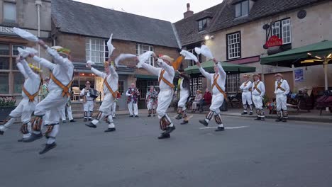 The-Rutland-Morris-Men-performing-their-traditional-folk-dancing-and-music-in-the-market-place-of-Uppingham-in-Rutland,-the-smallest-county-of-England