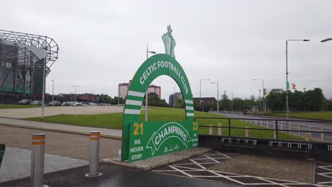 Ein-Grün-weißes-Champions-Schild-Im-Celtic-Park