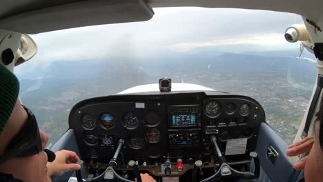 Piloten-Im-Cockpit-Steuern-Ein-Cessna-Flugzeug-Und-Nähern-Sich-Der-Landung-Am-Flughafen