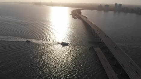 Erbauer-Luftaufnahme-Der-William-Powell-Bridge-In-Miami,-Florida,-Sonnenuntergang