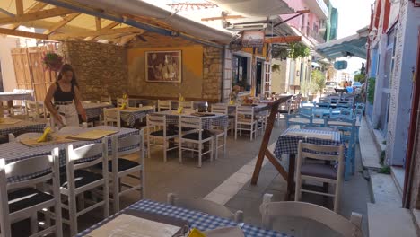 Charming-restaurant-terrace-nestled-in-picturesque-small-alleyway-of-Preveza,-Greece