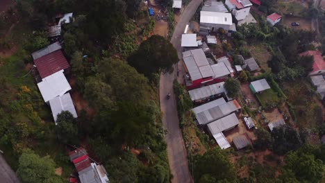 Motorräder-Fahren-Durch-Tin-City-In-Guatemala,-Luftaufnahme-Von-Oben-Nach-Unten