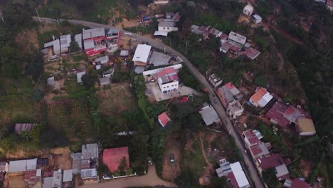 Luftaufnahme-Von-Motorradfahrern,-Die-Durch-Tin-City-In-Den-Küstenbergen-Guatemalas-Fahren