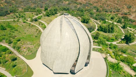 órbita-Aérea-Del-Templo-Bahai-De-Sudamérica,-Caminos-Curvos-Del-Jardín-Envolvente,-Santiago,-Chile