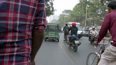 Blick-Aus-Der-Ersten-Person-Von-Einem-Rikscha-Beifahrersitz-Aus,-Während-Ein-Rikscha-Puller-Oder-Fahrer-Durch-Den-Verkehr-Auf-Den-Hektischen-Straßen-Von-Dhaka-Fährt