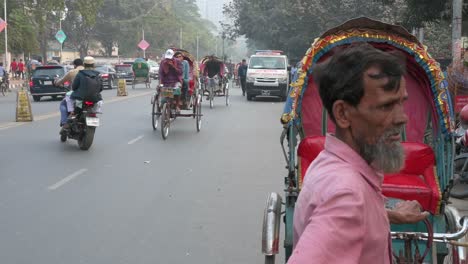Vehículos-Y-Tiradores-De-Rickshaw-Conducen-Y-Transportan-Viajeros-En-La-Concurrida-Carretera-De-Dhaka-En-Bangladesh