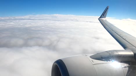 Atemberaubender-POV:-Wunderschöne-Wolken-Und-Himmel-Vom-Flugzeugfenster-Aus-Gesehen-–-Valencia,-Spanien