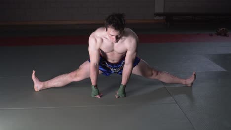 Kickboxer-Streckt-Seine-Beine-In-Einen-Spagat-Und-Konzentriert-Sich-Auf-Seine-Atmung