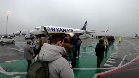 Passagiere,-Die-Am-Internationalen-Flughafen-Zaventem-In-Belgien-Ein-Ryanair-Verkehrsflugzeug-Besteigen