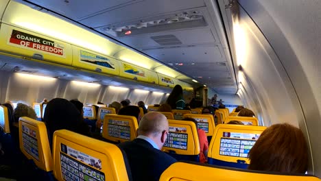 Dentro-Del-Avión-De-Ryanair-Durante-Un-Vuelo
