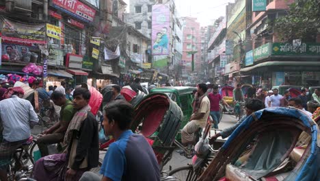 Los-Tiradores-Y-Conductores-De-Rickshaw-De-Bangladesh-Se-Ven-Atrapados-En-El-Tráfico-En-Una-Carretera-Congestionada-Y-Transitada-En-Dhaka,-Bangladesh