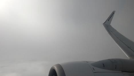 Aufregende-POV-Flugansicht:-Ryanair-Flugzeug-In-Turbulenzen,-Das-Von-Den-Wolken-Zum-Blauen-Himmel-Mit-Sonne-Aufsteigt-–-Valencia,-Spanien