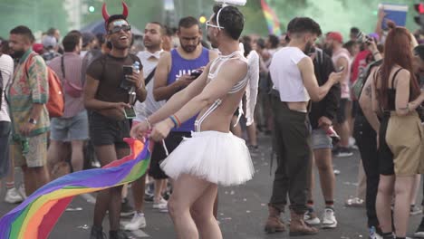 Zeitlupenaufnahmen-Von-Kostümierten-Und-Maskierten-Besuchern-Der-Pride-Parade-In-Buenos-Aires-Auf-Der-Plaza-De-Mayo