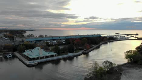 Flug-über-Einen-Hafen-Am-Ontariosee-Bei-Sonnenaufgang