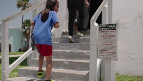 Niños-Turistas-Subiendo-Escaleras-Para-Recorrer-El-Museo-Del-Faro-De-Port-Isabel-En-Una-Excursión