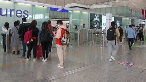 Chinesische-Flugpassagiere-Warten-In-Der-Abflughalle-Des-Internationalen-Flughafens-Chek-Lap-Kok-In-Hongkong,-China,-In-Der-Schlange,-Um-Die-Sicherheitskontrolle-Zu-Durchlaufen