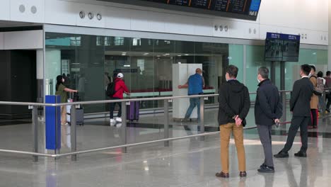 Flugpassagiere-Werden-Nach-Der-Landung-Auf-Dem-Internationalen-Flughafen-Chek-Lap-Kok-In-Hongkong-In-Der-Ankunftshalle-Gesehen