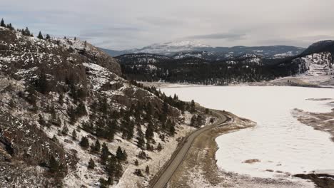 Beeindruckende-Winterlandschaft:-Barnhartvale-Road-In-Kamloops-Inmitten-Sanfter-Berge-Und-Verschneitem-Gelände