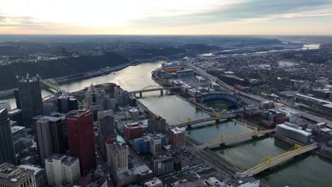 High-aerial-shot-of-Pittsburgh,-Pennsylvania-skyline-at-night