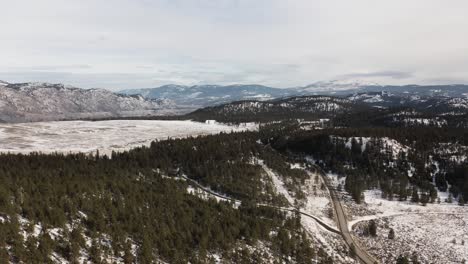Flucht-In-Ein-Winterwunderland:-Luftaufnahme-Der-Schneebedeckten-Barnhartvale-Road-In-Kamloops