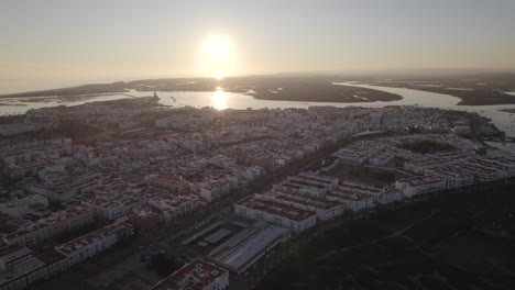 Erhöhter-Drohnenblick-Auf-Den-Sonnenuntergang-über-Der-Isla-Cristina-In-Huelva,-Spanien