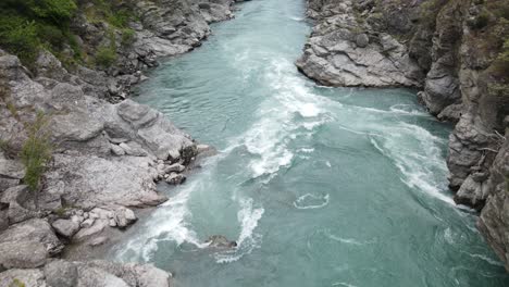 Flussabwärts-Im-Atemberaubenden-Kawarau-River,-Neuseeland-Fliegen