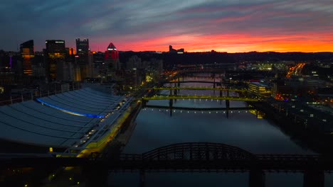Allegheny-River-In-Pittsburgh,-Pennsylvania,-Während-Eines-Wunderschönen-Orangefarbenen-Sonnenuntergangs