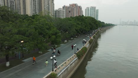 Menschen-Gehen-An-Einem-Wochenendnachmittag-Im-Linjiang-Line-Park-Entlang-Des-Zhujiang-Flusses-Spazieren