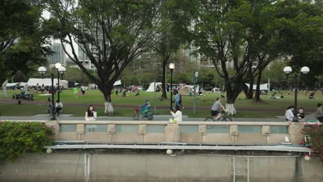 Menschen-Versammeln-Sich-Zu-Einer-Veranstaltung-Im-Linjiang-Linear-Park-In-Guangzhou,-China