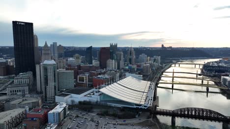 Luftaufnahme-Des-David-Lawrence-Convention-Center-Und-Des-Upmc-In-Der-Skyline-Von-Pittsburgh