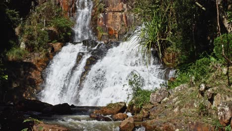 Der-Datanla-Wasserfall-In-Vietnam-Ist-Ein-Naturwunder-Mit-Kaskadierenden-Wasserströmen,-Umgeben-Von-üppigem-Grün