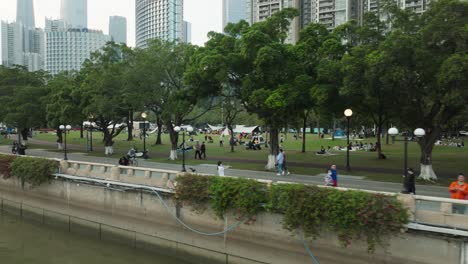 Menschen-Beim-Picknick-Im-Guangzhou-Linjiang-Line-Park-Am-Wochenendenachmittag
