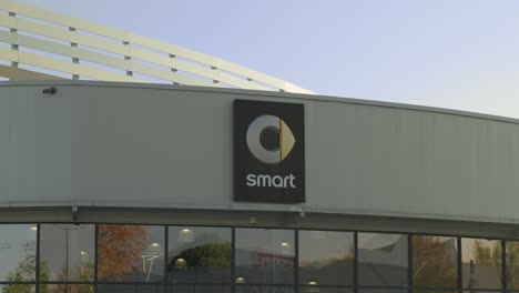 Die-Vorderseite-Des-Modernen-Smart-Carshop-Gebäudes-In-Perpignan,-Frankreich