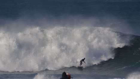 Der-Surfer-Wird-Vom-Schaum-Auf-Der-Welle-Erfasst-Und-Stürzt-Nach-Kurzer-Fahrt