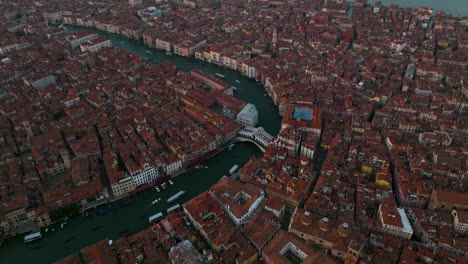 Panoramic-Aerial-View-Of-Venice-Old-Town-With-Rialto-Bridge-Over-Grand-Canal-In-Italy