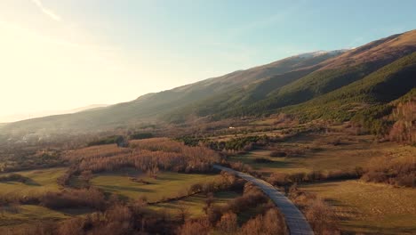 Vista-Aérea-De-Una-Carretera-Que-Pasa-Al-Lado-De-Las-Montañas-Balcánicas-En-Bulgaria
