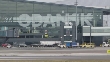 Fachada-De-La-Terminal-Del-Aeropuerto-De-Gdansk-Lech-Walesa-En-Un-Día-Nublado-De-Invierno