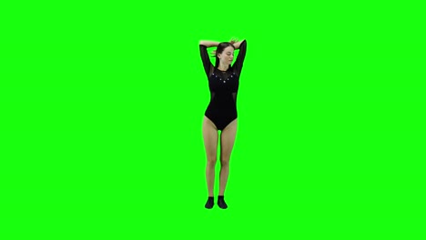 Schönes-Schlankes-Mädchen,-Das-Langsam-Auf-Grünem-Hintergrund-Tanzt