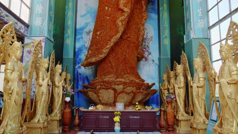 Buddhist-Statue-Made-Of-Flowers-At-Linh-Phuoc-Pagoda-Temple-In-Vietnam,-Southeast-Asia