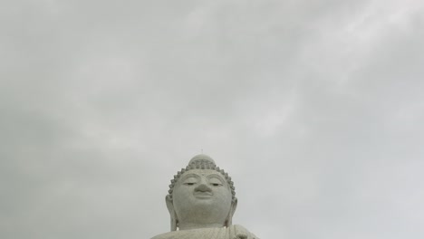 Der-Große-Buddha-Phuket-Thailand-Neigeaufnahme-Wolkige-Betende-Menschen