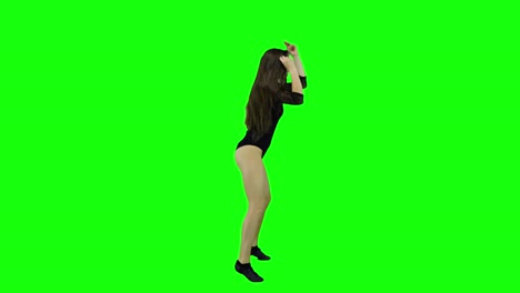 Seitenansicht-Einer-Erstaunlichen-Tänzerin,-Die-Vor-Einem-Grünen-Bildschirm-Tanzt