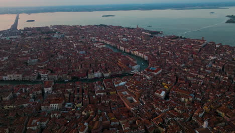 Luftpanoramablick-Auf-Die-Rote-Dachlandschaft-Von-Gebäuden-In-Venedig,-Italien