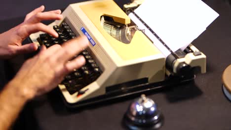 Person,-Die-Auf-Einer-Schreibmaschine-Schreibt