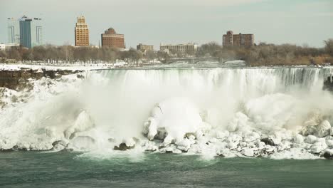Statische-Ansicht-Der-Niagarafälle-Und-Der-Skyline-Des-Gebäudes-Im-Winter-In-Kanada