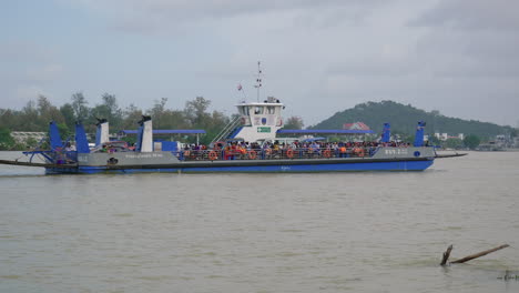 Crowded-ferry-in-Asia