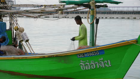 Südostasiatischer-Fischer-Repariert-Reparatur-Und-Legt-Fischernetz-Am-Dock-Weg